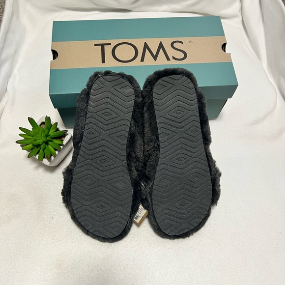 TOM’S slippers *NEW* - Picture 2 of 3